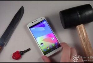 Moto X坚固性真机实测视频出炉,完胜iPhone 5s/5c、Galaxy S4_爱黑武