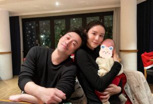 林峯老婆张馨月晒出一家人过圣诞的照片_爱黑武