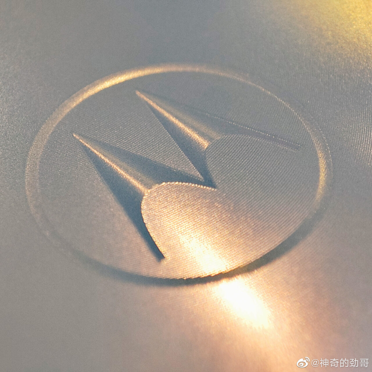 疑似motorola edge s背面的moto logo