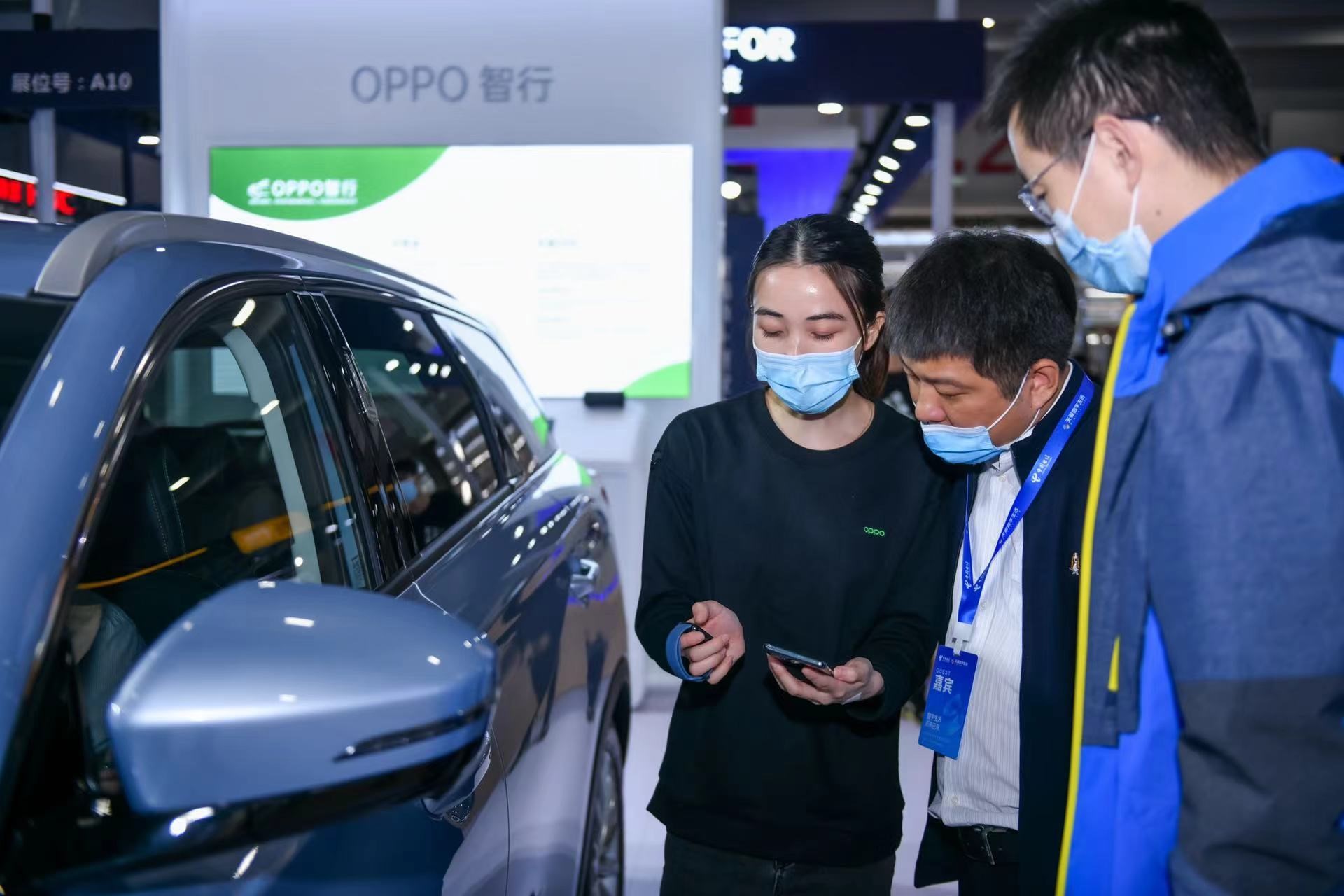 嘉宾在展台体验OPPO车机互联功能