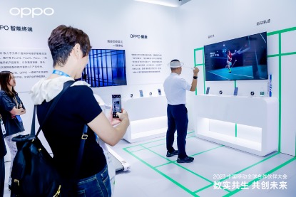 OPPO智能终端、健康产品吸引与会者驻足体验